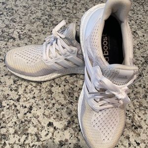 Women’s sz 8 white/cream adidas ultra boost